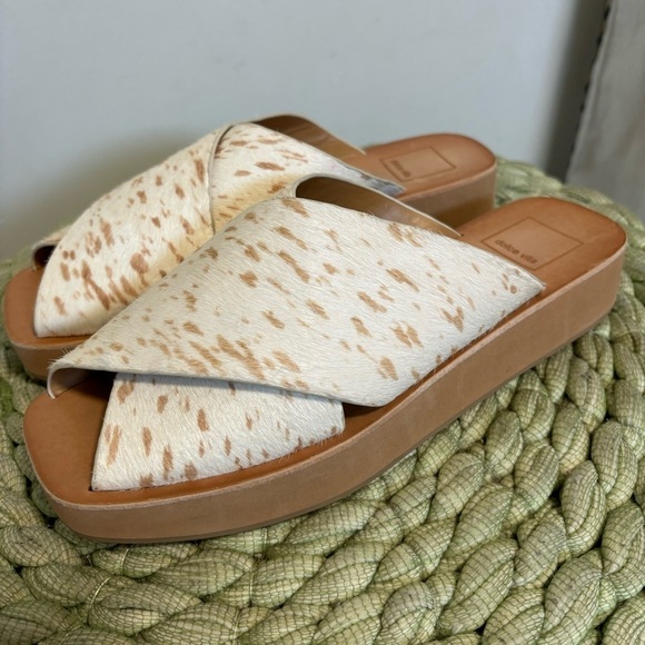 New Dolce Vita Capri White/Tan Spot Calf Hair Slip On Platform Sandals Size 7.5 - Picture 1 of 7